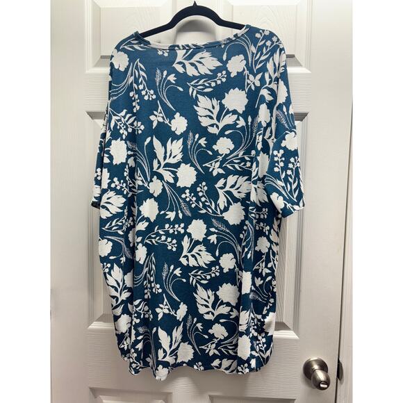 Lot of 4 Lularoe Women's Size 2X Soft & Stretchy Assorted Patterned T-Shirts - Picture 3 of 10